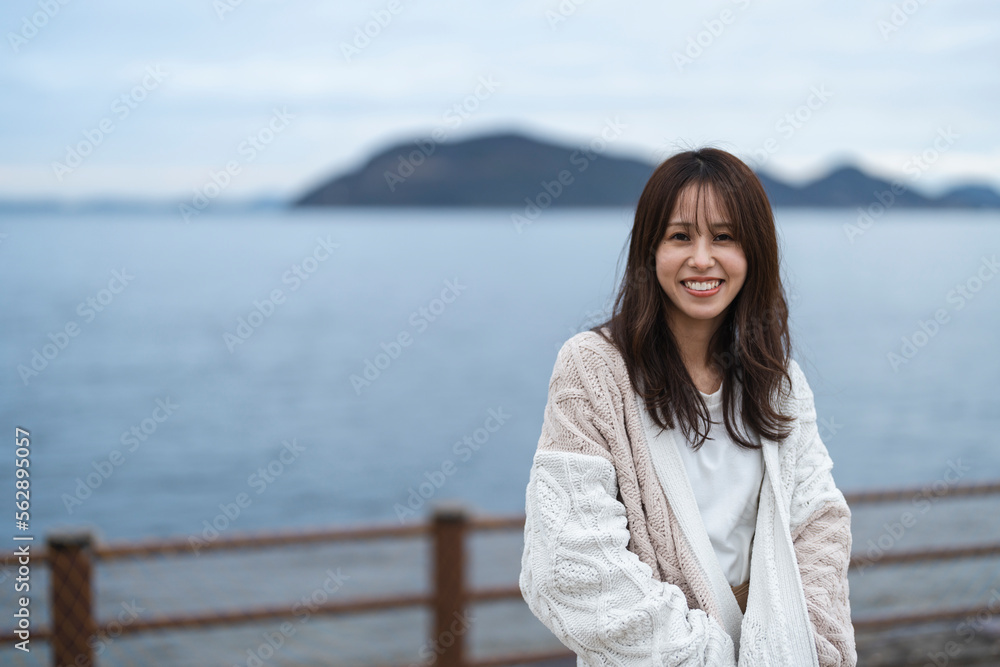 海にいる女性 海にいる女性