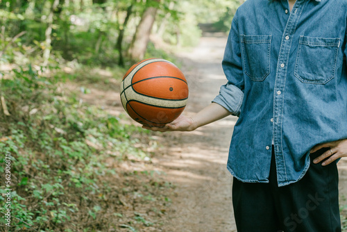 バスケットボールを持った男性　basketball photo