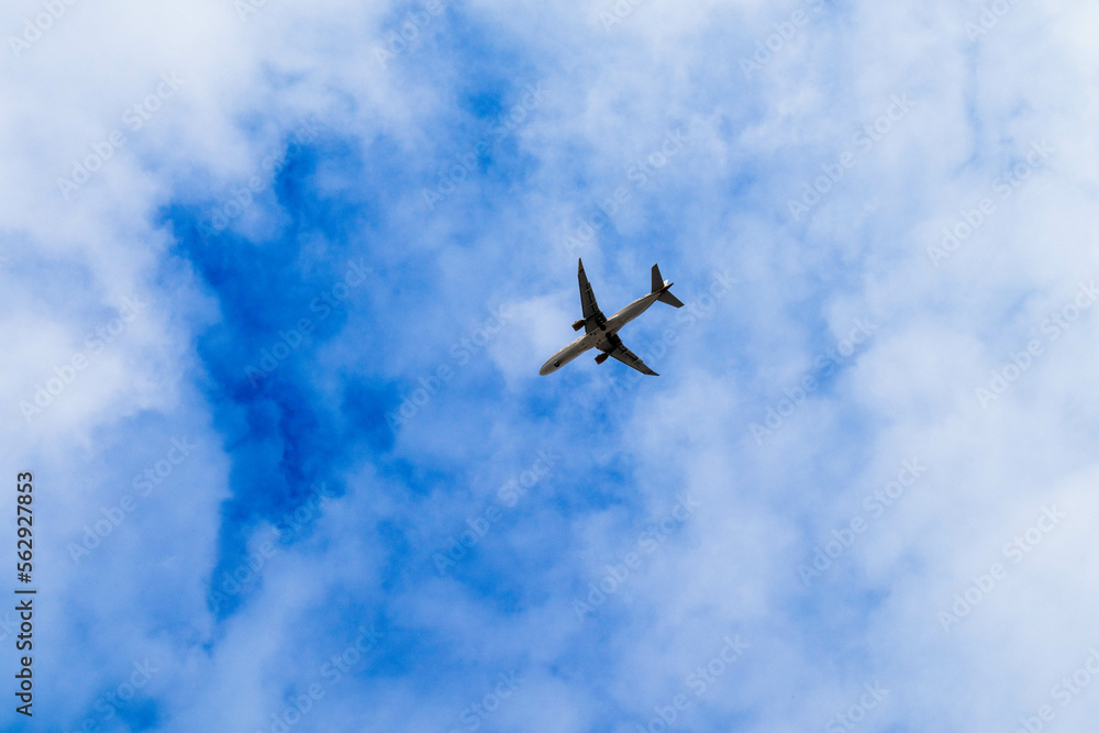 大空を飛ぶ飛行機 大空を飛ぶ飛行機