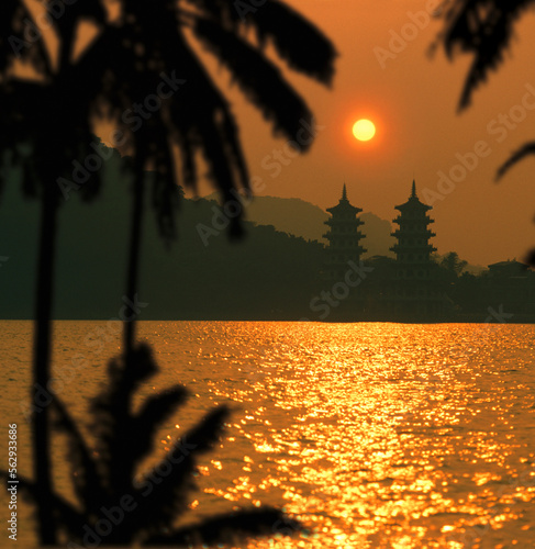 Tiger-Dragon-Pagoda, Lotus Lake photo