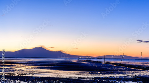 美しい夕焼けを背景に長部田海床路（ながべたかいしょうろ）住吉海岸公園
Nagabeta Kaishiro Sumiyoshi Kaigan Park with a beautiful sunset in the background
「海へ続く道で地球の営みを実感！
日本一干満差のある有明海に、干潮時のみ現れる道」
日本
Japan
九州・熊本県宇土市2022年 photo