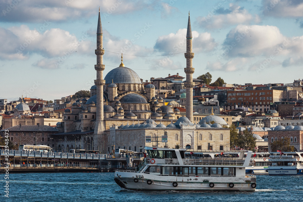 Obraz premium Istanbul. Beautiful view of Eminonu area in Fatih area on the Golden Horn with Suleymaniye Mosque on a cloudy day