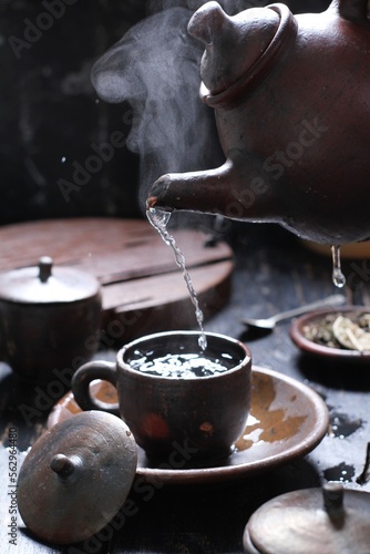 Foto Tea is an aromatic beverage prepared by pouring hot or boiling water over cured