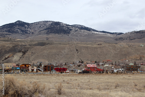 Paisaje con pequeña aldea remota y casas de colores en Montana, Estados Unidos
