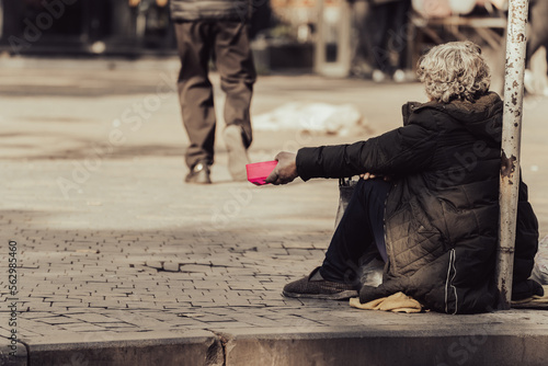 Εκτύπωση καμβά A beggar sits on the street