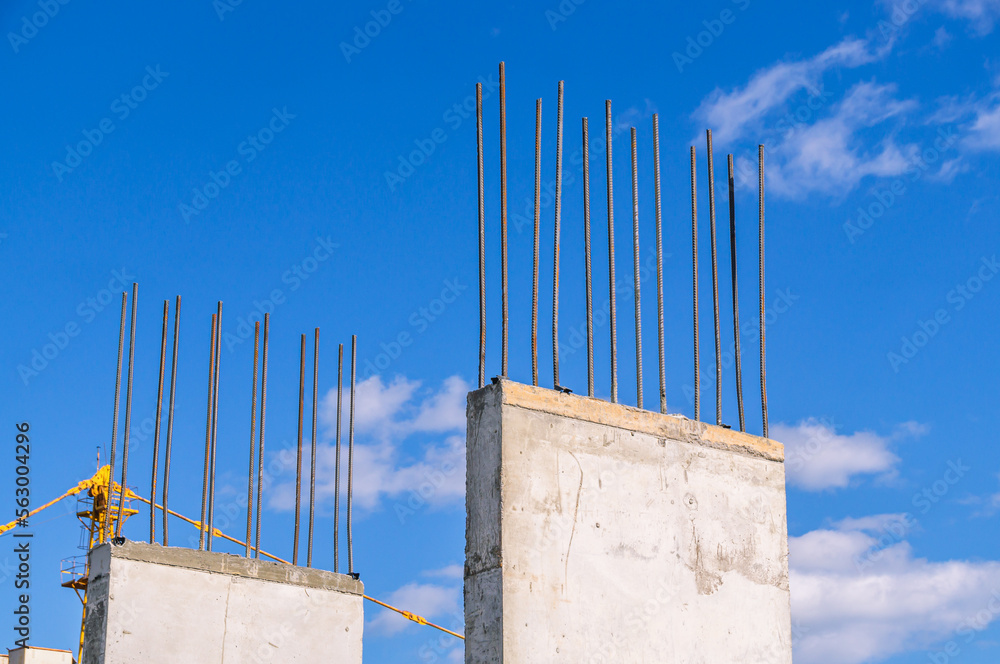 Fotografia do Stock: The foundation on reinforced concrete piles and the frame during the construction of a multi-storey building. Reinforcement of reinforced concrete columns. Iron fittings in concrete piles. | Adobe Stock