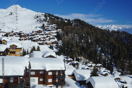 Schweizer Alpendorf im Winter