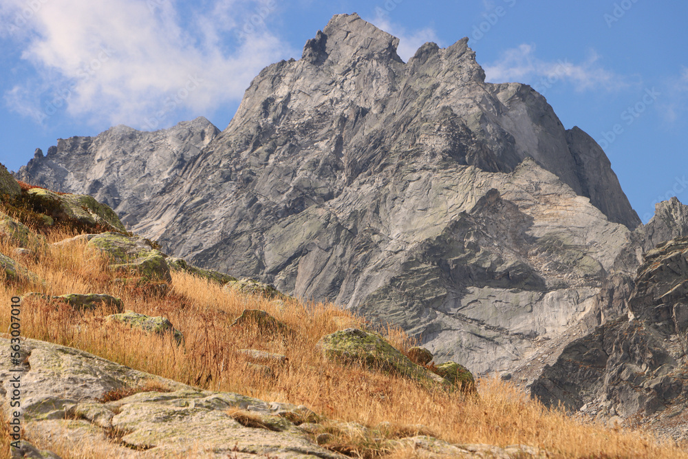 Majestätischer Alpengipfel im Fokus; Punta Pioda (3238m, Bernina-Alpen), Ostwand von der Albignahütte Majestätischer Alpengipfel im Fokus; Punta Pioda (3238m, Bernina-Alpen), Ostwand von der Albignahütte