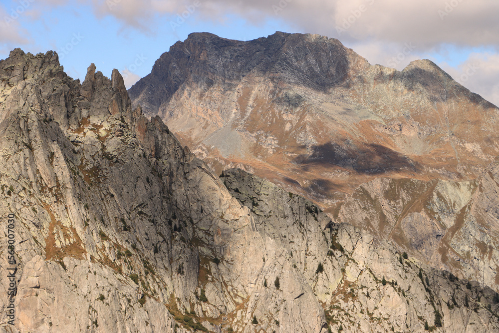 Obraz premium Zwei markante Gipfel des Bergell: Spazzacaldera (2487m) mit Fiamma und Piz Duan (3131m) gegenüber, Blick von der Albignahütte