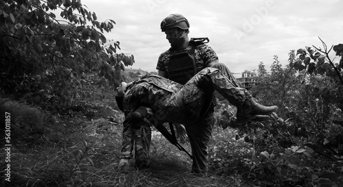 Quadro em tela The commander carries a wounded soldier