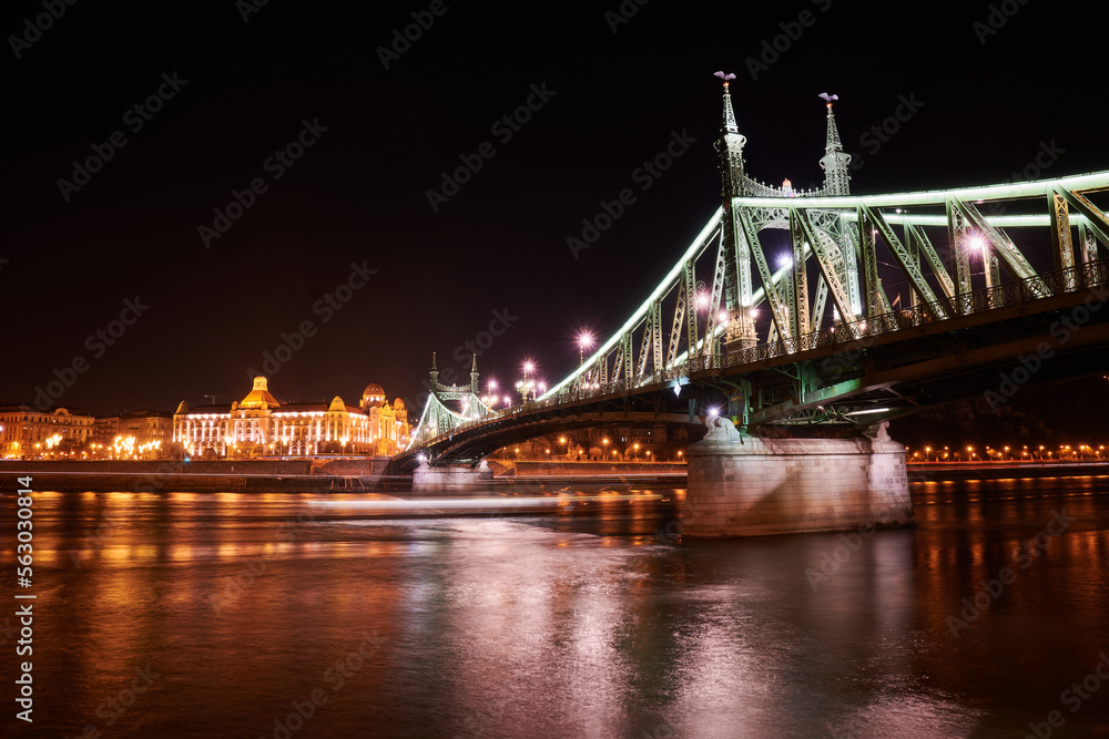 Obraz premium Scenic view of the Szabadsag Bridge that is located in the Hungarian capital city of Budapest