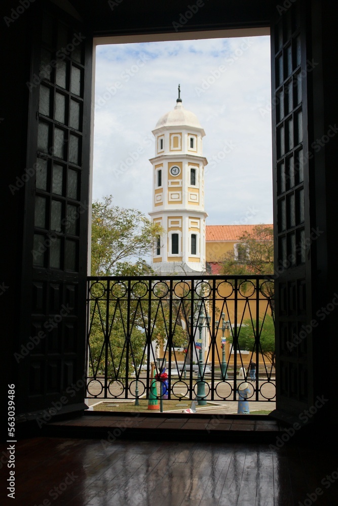 Obraz premium St Thomas Cathedral viewd from a big window