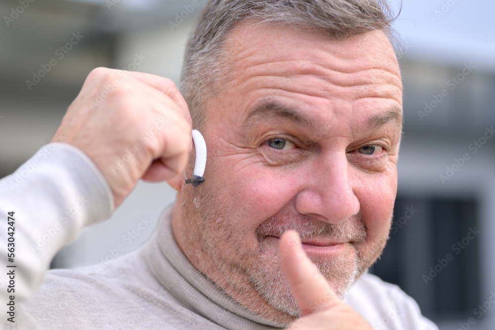 Obraz premium Hard of hearing man giving a thumbs up