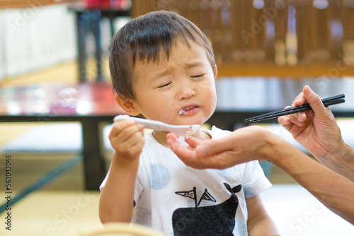 ご飯を食べたくないイヤイヤ期の2歳児 photo