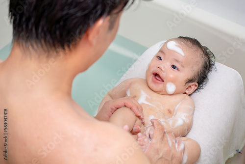 イクメンのパパにお風呂に入れて洗ってもらう沐浴を卒業した生後3か月の赤ちゃん