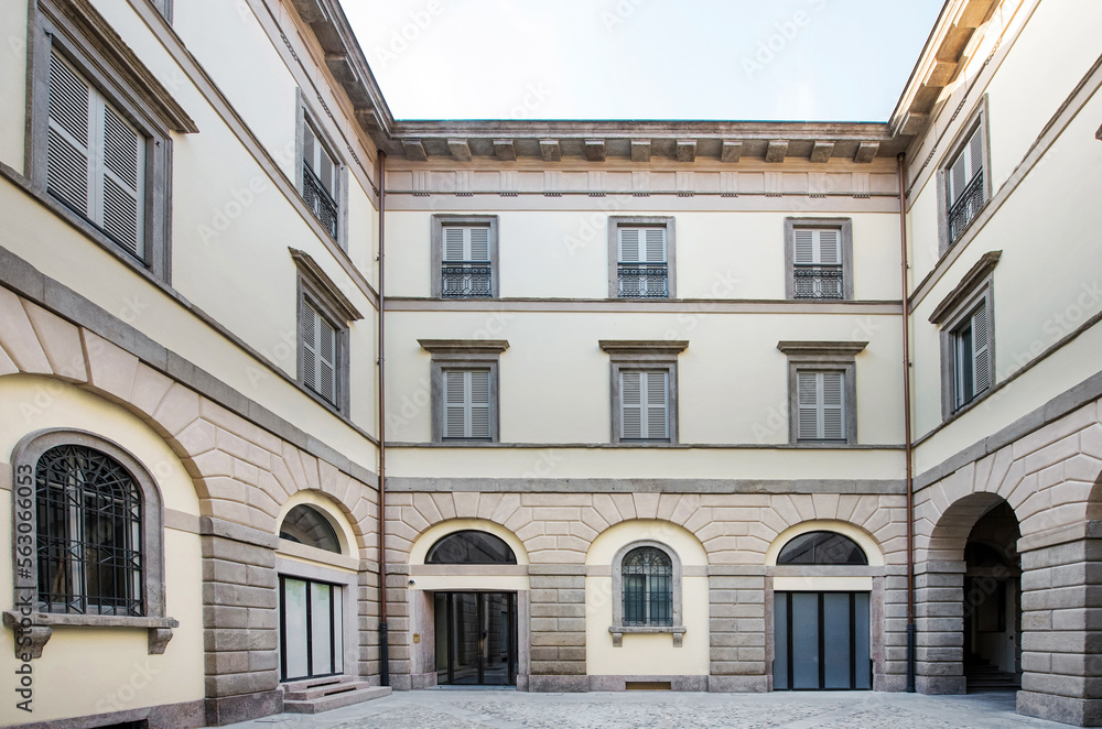Obraz premium Courtyard of luxury residential building in sunlight
