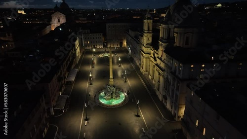 la Fontana dei Quattro Fiumi a piazza Navona, Roma
veduta aerea notturna con illuminazione dei lampioni  photo