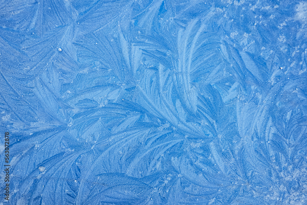 Obraz premium Picturesque ice pattern. Winter wonderland and Christmas magic concepts. Frozen water surface, glass or view from the window. Environment, nature, ecology, cold weather, climate change themes