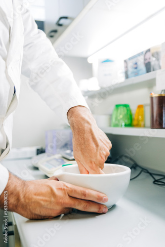 Papier peint compounding pharmacist at work 3