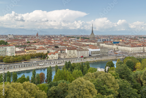 Vue sur Turin depuis le Monte Cappuccini en été avec la Mole Antonelliana, Italie