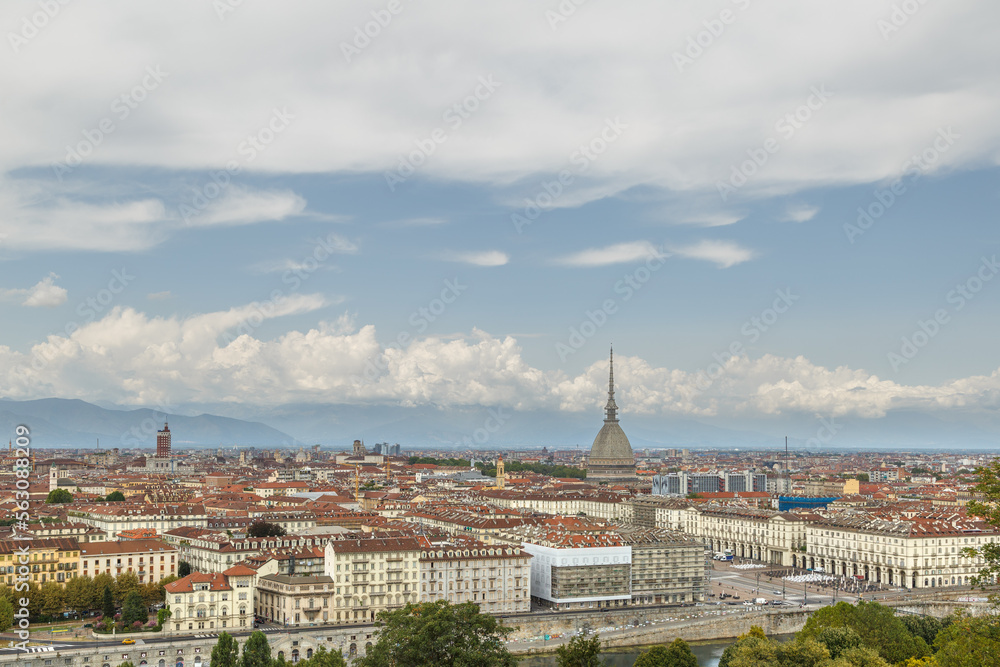 Fototapeta premium Vue sur Turin depuis le Monte Cappuccini en été avec la Mole Antonelliana, Italie