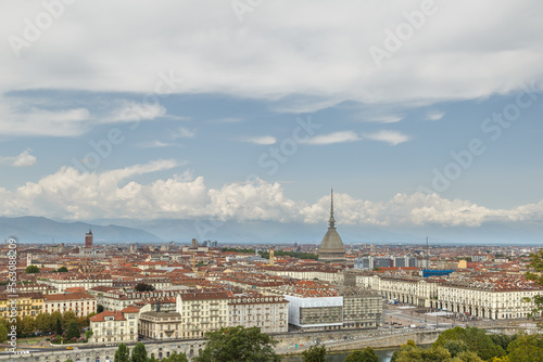 Vue sur Turin depuis le Monte Cappuccini en été avec la Mole Antonelliana, Italie
