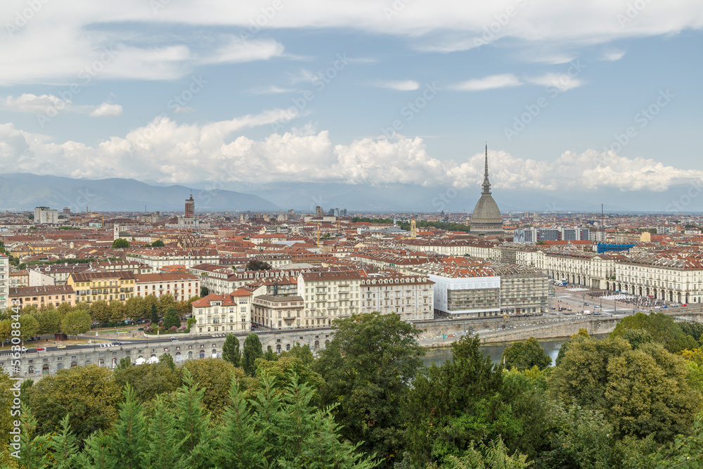 Vue sur Turin depuis le Monte Cappuccini en été avec la Mole Antonelliana, Italie