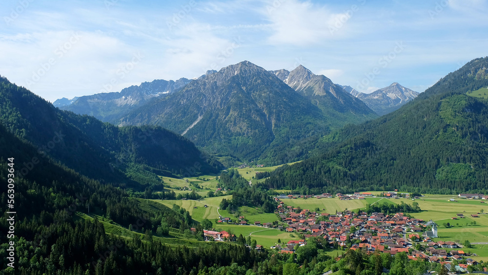 Fototapeta premium Bad Hindelang mit Bergpanorama