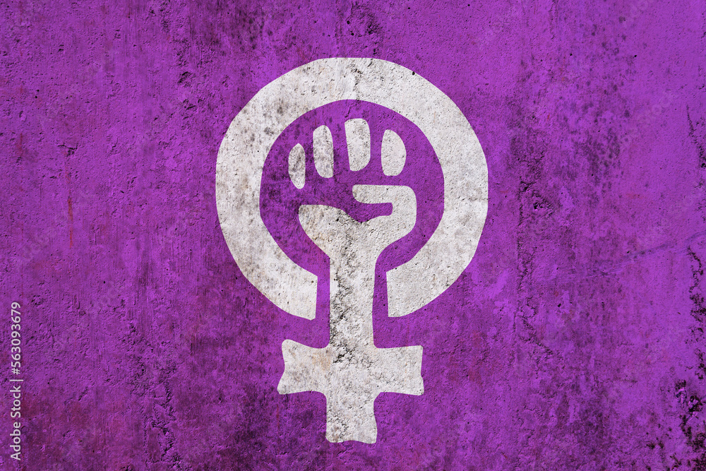 Mural bandera feminista color morada con textura hormigón.  - obrazy, fototapety, plakaty 