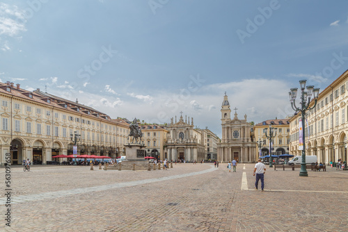 Piazza San Carlo Turin, Italy en été. Touristes se promenant. 