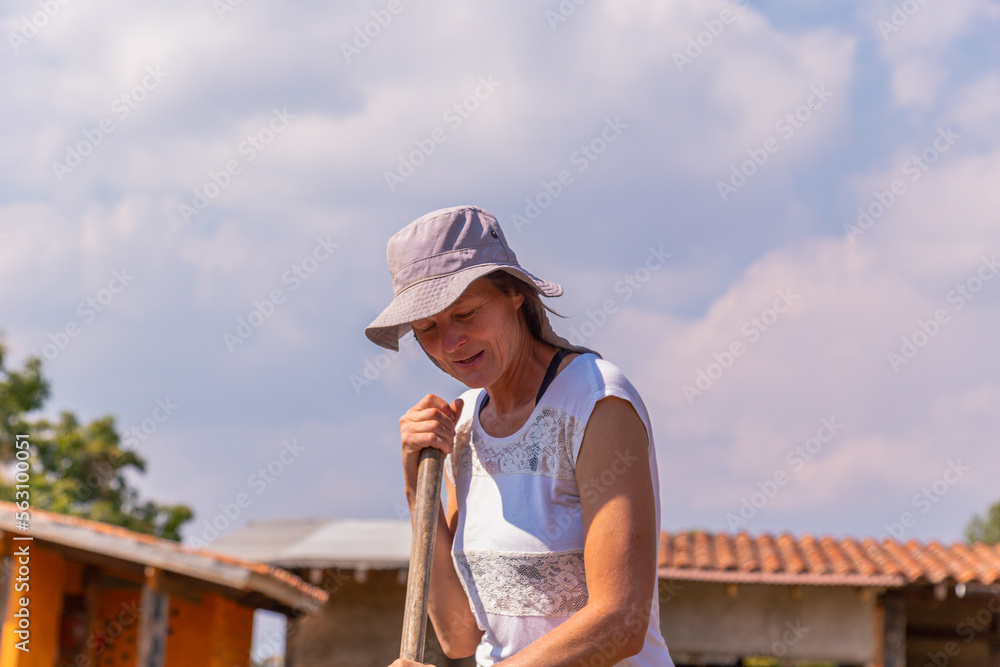 Obraz premium closeup of a woman working in the garden
