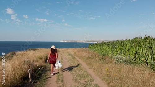 Survol d'une randonneuse et découverte d'une baie aux eaux turquoises
