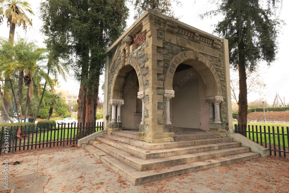 The city of Pasadena has many historical architectural sites. Remains of the old library in the memory park. 