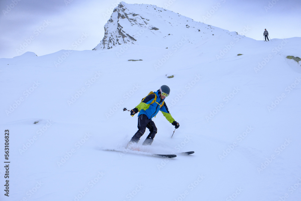 Sci alpinisti in discesa dal Pizzo dell'Uomo, Alpi Lepontine, Massiccio del San Gottardo, Svizzera Sci alpinisti in discesa dal Pizzo dell'Uomo, Alpi Lepontine, Massiccio del San Gottardo, Svizzera