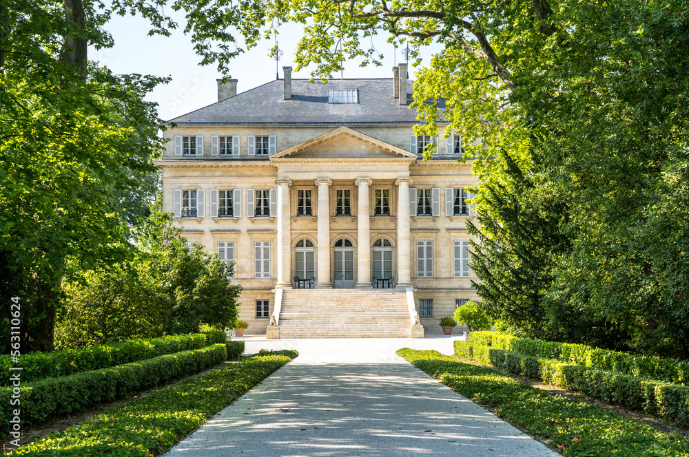 Chateau Margaux in Bordeaux, France - obrazy, fototapety, plakaty 