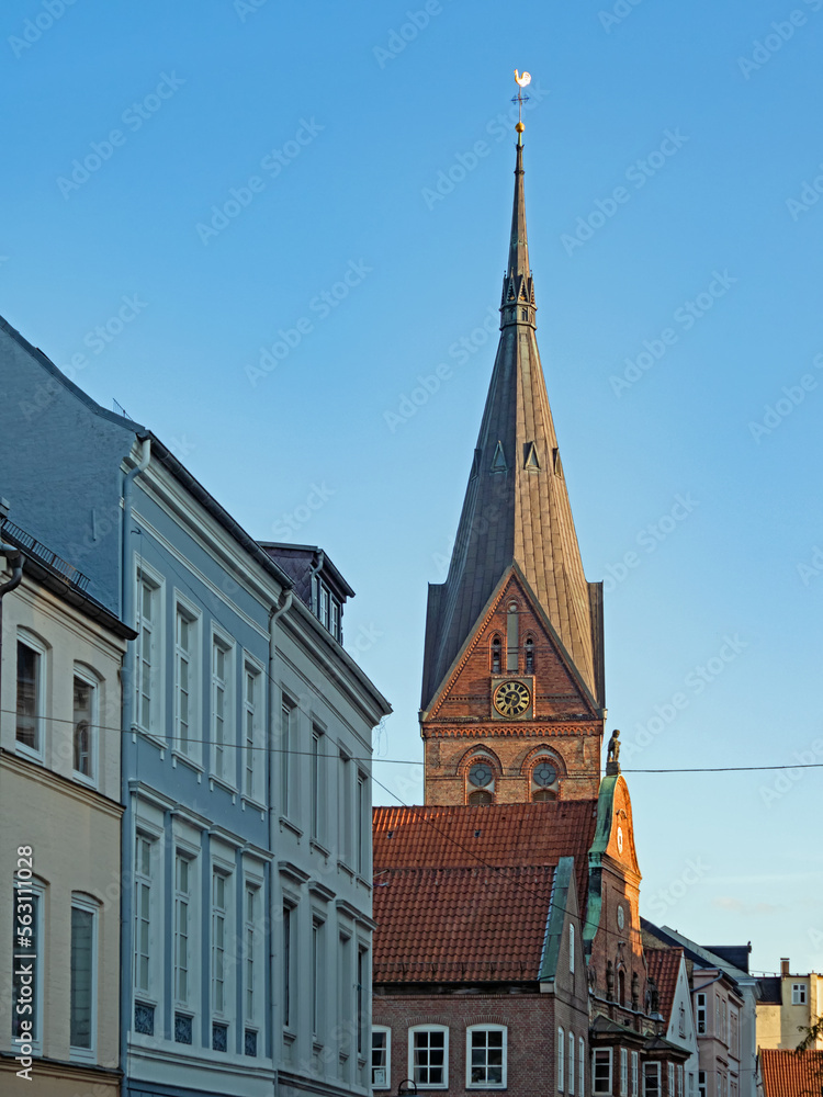 Obraz premium Stadtbild von Flensburg mit der Marienkirche, Schleswig-Holstein, Deutschland