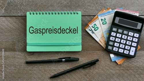 Das Wort Gaspreisdeckel ist auf einem Notizblock mit Taschenrechner und Euro-Banknoten abgebildet. 
