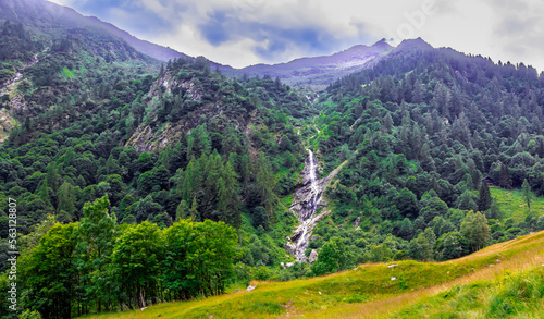 Tableau sur toile Panorama con cascata tra i boschi e le montagne in Val Sermenza