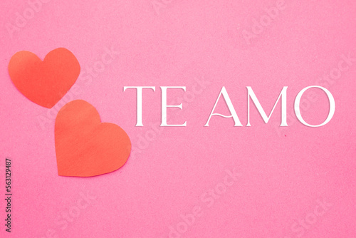 Imagen de dos corazones recortados color rojo sobre fondo rosado con la frase te amo ideal para momentos romanticos y san valentin 