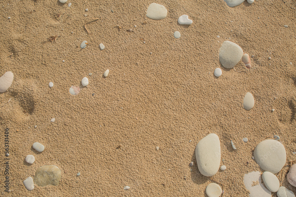 Feiner Sand mit hellen und runden Kieselsteinen Feiner Sand mit hellen und runden Kieselsteinen