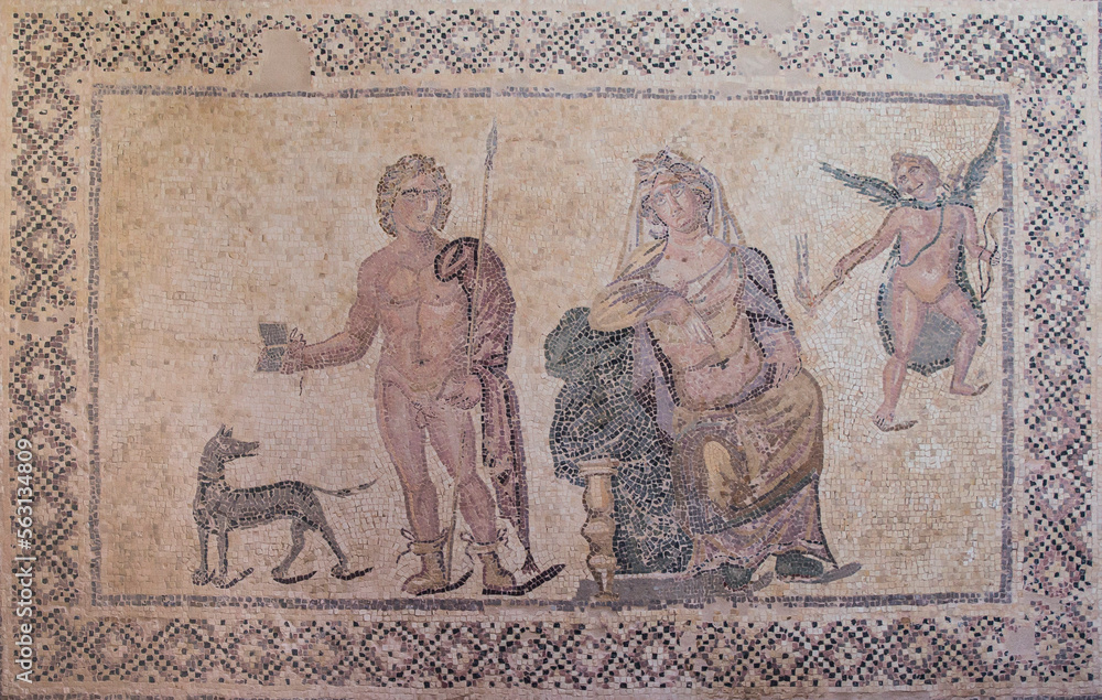 Antikes Mosaik zeigt eine Königin mit einem Krieger und einem Engel als Boten