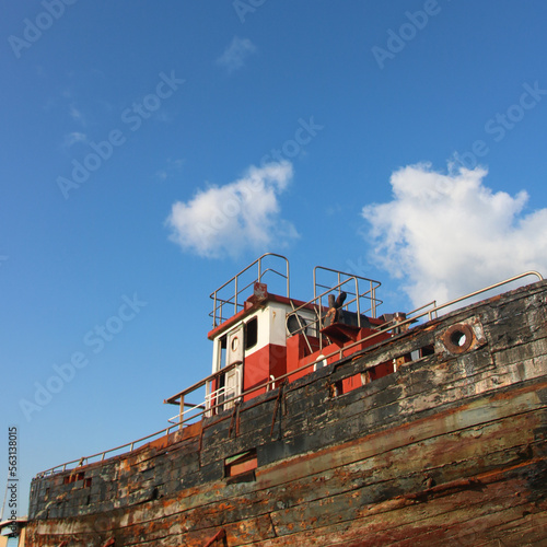 ancien bateau de pêche sur fond bleu © jef 77