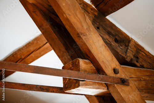 Sous les toits de la maison, la structure en bois 