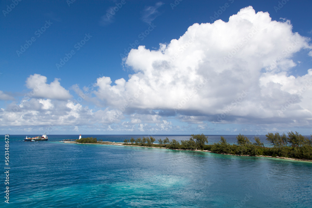 Obraz premium Cargo Ship Entering Nassau Harbour