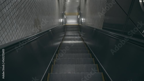薄暗い下りエスカレーター
Dimly lit down escalator
