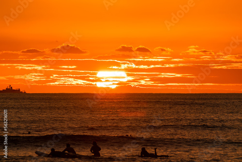 ハワイのワイキキビーチで見た、燃えるような太陽と夕焼け空
