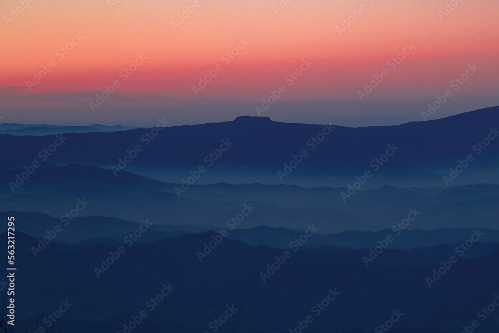 Vista di una montagna piatta dopo il tramonto, Sasso Simone, Marche.