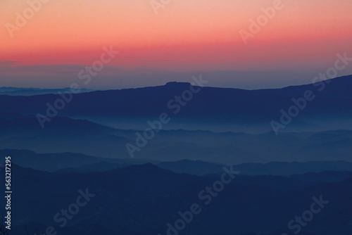 Vista di una montagna piatta dopo il tramonto  Sasso Simone  Marche.