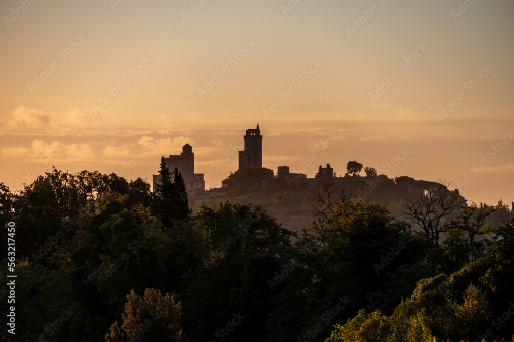 Profilo di San Gimignano, Toscana alle prime luci dell'alba.