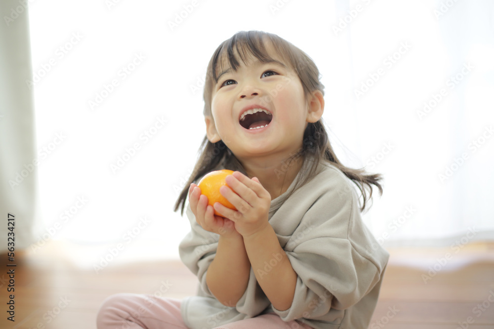 みかんを持つ女の子 みかんを持つ女の子